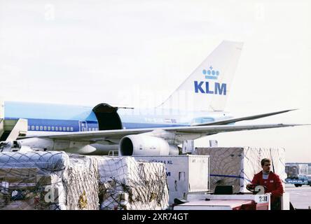 Avion cargo KLM à l'aéroport de Schiphol, Schiphol, Whizgle Dutch News : des images historiques sur mesure pour l'avenir. Explorez le passé néerlandais avec des perspectives modernes grâce à des images d'agences néerlandaises. Concilier les événements d'hier avec les perspectives de demain. Embarquez pour un voyage intemporel avec des histoires qui façonnent notre avenir. Banque D'Images