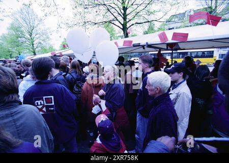 Poupée de libération variée Haarlem, Haarlem, pays-Bas, 04-05-1998, Whizgle Dutch News : images historiques sur mesure pour l'avenir. Explorez le passé néerlandais avec des perspectives modernes grâce à des images d'agences néerlandaises. Concilier les événements d'hier avec les perspectives de demain. Embarquez pour un voyage intemporel avec des histoires qui façonnent notre avenir. Banque D'Images