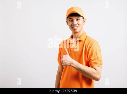 Portrait professionnel livraison attrayante homme heureux debout il sourit portant t-shirt orange et casquette Banque D'Images