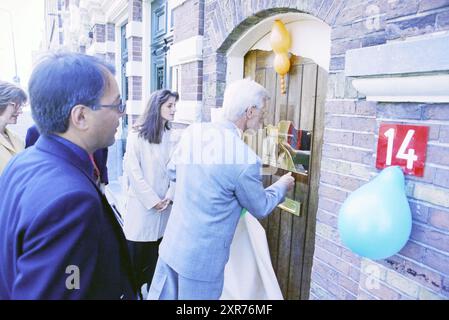 Célébration des 50 ans de l'agence photo Press United photos de Boer avec dévoilement de la plaque signalétique de Poppe de Boer, Parklaan 14, Haarlem, Parklaan, Nederland, 19-05-1995, Whizgle Dutch News : des images historiques sur mesure pour l'avenir. Explorez le passé néerlandais avec des perspectives modernes grâce à des images d'agences néerlandaises. Concilier les événements d'hier avec les perspectives de demain. Embarquez pour un voyage intemporel avec des histoires qui façonnent notre avenir. Banque D'Images