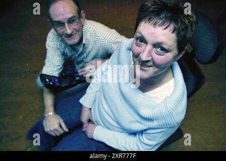 Jetty van Welzen, Haarlem, dans son fauteuil roulant en raison de sa SEP, Haarlem, pays-Bas, 18-12-2003, Whizgle Dutch News : images historiques adaptées pour l'avenir. Explorez le passé néerlandais avec des perspectives modernes grâce à des images d'agences néerlandaises. Concilier les événements d'hier avec les perspectives de demain. Embarquez pour un voyage intemporel avec des histoires qui façonnent notre avenir. Banque D'Images