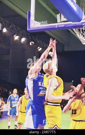 Match de basket-ball, Whizgle Dutch News : des images historiques conçues pour l'avenir. Explorez le passé néerlandais avec des perspectives modernes grâce à des images d'agences néerlandaises. Concilier les événements d'hier avec les perspectives de demain. Embarquez pour un voyage intemporel avec des histoires qui façonnent notre avenir. Banque D'Images