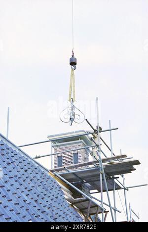 Lors de la restauration du Hoofdwacht, une girouette portant le logo de l’Association Haerlem sera placée sur une cheminée. La girouette a été faite par le forgeron ornemental AB Vermeulen. Grote Markt corner of Smedestraat, Haarlem., Haarlem, Smedestraat, pays-Bas, 02-11-1994, Whizgle Dutch News : des images historiques sur mesure pour l'avenir. Explorez le passé néerlandais avec des perspectives modernes grâce à des images d'agences néerlandaises. Concilier les événements d'hier avec les perspectives de demain. Embarquez pour un voyage intemporel avec des histoires qui façonnent notre avenir. Banque D'Images