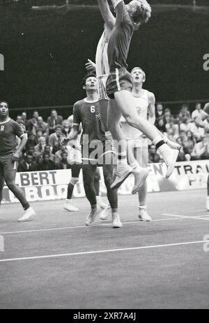 Basketball Flamingos, 01-01-1969, Whizgle Dutch News : des images historiques sur mesure pour l'avenir. Explorez le passé néerlandais avec des perspectives modernes grâce à des images d'agences néerlandaises. Concilier les événements d'hier avec les perspectives de demain. Embarquez pour un voyage intemporel avec des histoires qui façonnent notre avenir. Banque D'Images