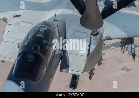 Un officier du système d'armes F-15QA de l'armée de l'air du Qatar Émiri participant à l'exercice Sky Shield 9, regarde le bras de la perche entrer en contact lors d'une refue aérienne Banque D'Images