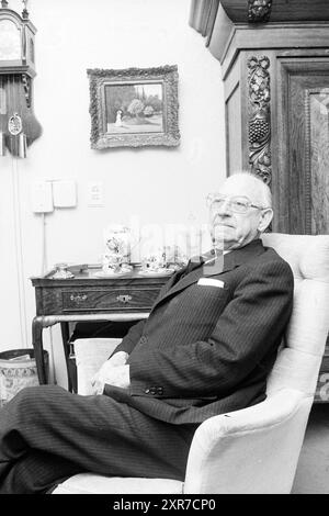 Mr. Van Zanden et sa collection d'art, Heemstede, pays-Bas, 00-01-1979, Whizgle Dutch News : images historiques sur mesure pour l'avenir. Explorez le passé néerlandais avec des perspectives modernes grâce à des images d'agences néerlandaises. Concilier les événements d'hier avec les perspectives de demain. Embarquez pour un voyage intemporel avec des histoires qui façonnent notre avenir. Banque D'Images