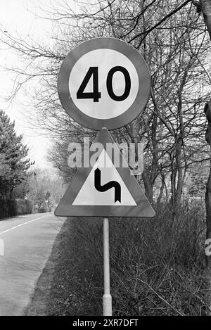 Panneaux routiers, Whizgle Dutch News : des images historiques adaptées pour l'avenir. Explorez le passé néerlandais avec des perspectives modernes grâce à des images d'agences néerlandaises. Concilier les événements d'hier avec les perspectives de demain. Embarquez pour un voyage intemporel avec des histoires qui façonnent notre avenir. Banque D'Images