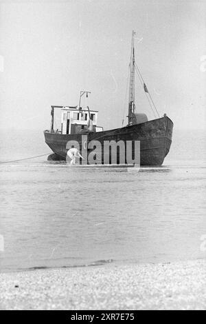 Navire échoué, plage de Parnassia, navires, 16-10-1974, Whizgle Dutch News : des images historiques sur mesure pour l'avenir. Explorez le passé néerlandais avec des perspectives modernes grâce à des images d'agences néerlandaises. Concilier les événements d'hier avec les perspectives de demain. Embarquez pour un voyage intemporel avec des histoires qui façonnent notre avenir. Banque D'Images