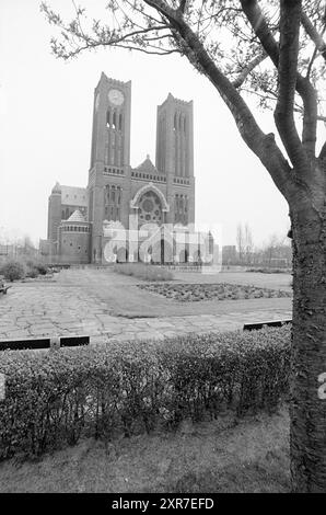 Extérieur de la basilique de Bavo Haarlem on the Leidsevaart, Exterior, Haarlem, Leidsevaart, pays-Bas, 28-04-1973, Whizgle Dutch News : des images historiques sur mesure pour l'avenir. Explorez le passé néerlandais avec des perspectives modernes grâce à des images d'agences néerlandaises. Concilier les événements d'hier avec les perspectives de demain. Embarquez pour un voyage intemporel avec des histoires qui façonnent notre avenir. Banque D'Images