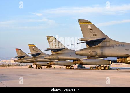 Les Lancers B-1B de l'US Air Force affectés à la 28th Bomb Wing sont assis sur la ligne de vol à la base aérienne de Nellis, Nev., le 5 août 2024, en soutien à Bamboo EA Banque D'Images