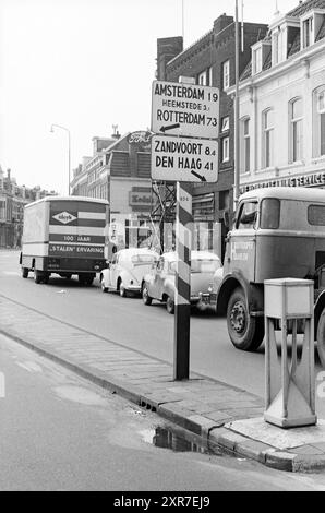 Panneau avec flèches Houtplein, trafic, trafic sûr, Haarlem, Houtplein, pays-Bas, 17-03-1965, Whizgle Dutch News : des images historiques sur mesure pour l'avenir. Explorez le passé néerlandais avec des perspectives modernes grâce à des images d'agences néerlandaises. Concilier les événements d'hier avec les perspectives de demain. Embarquez pour un voyage intemporel avec des histoires qui façonnent notre avenir. Banque D'Images