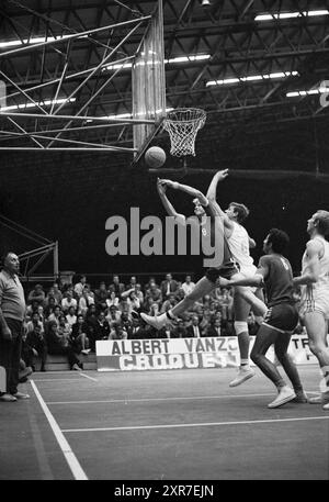 Basketball Flamingos, 01-01-1969, Whizgle Dutch News : des images historiques sur mesure pour l'avenir. Explorez le passé néerlandais avec des perspectives modernes grâce à des images d'agences néerlandaises. Concilier les événements d'hier avec les perspectives de demain. Embarquez pour un voyage intemporel avec des histoires qui façonnent notre avenir. Banque D'Images