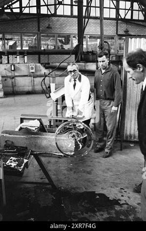 Visite soufflage de verre, vitrail, soufflage de verre, verre en général, 14-06-1967, Whizgle Dutch News : des images historiques sur mesure pour l'avenir. Explorez le passé néerlandais avec des perspectives modernes grâce à des images d'agences néerlandaises. Concilier les événements d'hier avec les perspectives de demain. Embarquez pour un voyage intemporel avec des histoires qui façonnent notre avenir. Banque D'Images