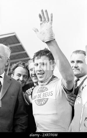 Hommage au champion Gerard Wesseling (HSC de Bataaf) course amateur sur route sur le circuit de Zandvoort, 04-06-1961, Whizgle Dutch News : images historiques sur mesure pour l'avenir. Explorez le passé néerlandais avec des perspectives modernes grâce à des images d'agences néerlandaises. Concilier les événements d'hier avec les perspectives de demain. Embarquez pour un voyage intemporel avec des histoires qui façonnent notre avenir. Banque D'Images