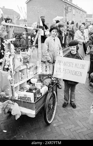 Festivités Spaarndam, Overveen, Rozenprieel, Asiaweg, jour de la Reine, Haarlem, Aziëweg, pays-Bas, 30-04-1974, Whizgle Dutch News : des images historiques sur mesure pour l'avenir. Explorez le passé néerlandais avec des perspectives modernes grâce à des images d'agences néerlandaises. Concilier les événements d'hier avec les perspectives de demain. Embarquez pour un voyage intemporel avec des histoires qui façonnent notre avenir. Banque D'Images