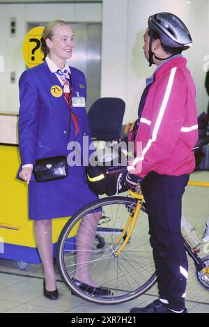 Travailleur de vacances, Jasmijn KLM. Schiphol., 24-06-1996, Whizgle Dutch News : des images historiques sur mesure pour l'avenir. Explorez le passé néerlandais avec des perspectives modernes grâce à des images d'agences néerlandaises. Concilier les événements d'hier avec les perspectives de demain. Embarquez pour un voyage intemporel avec des histoires qui façonnent notre avenir. Banque D'Images