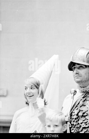 Instuif-stuif Jeux d'enfants de vacances, Jeux de vacances, jours de vacances, camp de vacances, 22-08-1963, Whizgle Dutch News : des images historiques sur mesure pour l'avenir. Explorez le passé néerlandais avec des perspectives modernes grâce à des images d'agences néerlandaises. Concilier les événements d'hier avec les perspectives de demain. Embarquez pour un voyage intemporel avec des histoires qui façonnent notre avenir. Banque D'Images