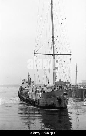 Le navire Mi Amigo, naviguant sous pavillon du Panama, base du canal pirate Caroline, est arrivé dans le port d'IJmuiden après qu'il est devenu à la dérive en mer et s'est échoué sur un banc de sable., IJmuiden, pays-Bas, 23-01-1966, Whizgle Dutch News : images historiques adaptées pour l'avenir. Explorez le passé néerlandais avec des perspectives modernes grâce à des images d'agences néerlandaises. Concilier les événements d'hier avec les perspectives de demain. Embarquez pour un voyage intemporel avec des histoires qui façonnent notre avenir. Banque D'Images