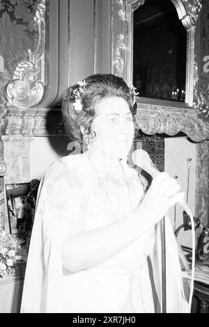 Réception Mary Servaes (chanteuse sans nom), chant et musique du personnel, réceptions, 27-09-1979, Whizgle Dutch News : images historiques sur mesure pour l'avenir. Explorez le passé néerlandais avec des perspectives modernes grâce à des images d'agences néerlandaises. Concilier les événements d'hier avec les perspectives de demain. Embarquez pour un voyage intemporel avec des histoires qui façonnent notre avenir. Banque D'Images