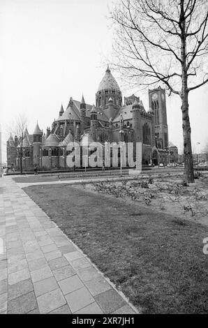 Extérieur de la basilique de Bavo Haarlem on the Leidsevaart, Exterior, Haarlem, Leidsevaart, pays-Bas, 28-04-1973, Whizgle Dutch News : des images historiques sur mesure pour l'avenir. Explorez le passé néerlandais avec des perspectives modernes grâce à des images d'agences néerlandaises. Concilier les événements d'hier avec les perspectives de demain. Embarquez pour un voyage intemporel avec des histoires qui façonnent notre avenir. Banque D'Images