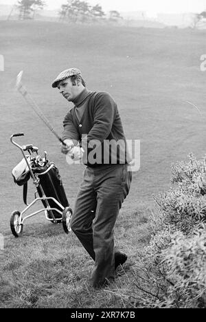 Barry Hughes on golf course, Golf, Golf, Football People and entraîneurs, 13-11-1975, Whizgle Dutch News : images historiques adaptées pour l'avenir. Explorez le passé néerlandais avec des perspectives modernes grâce à des images d'agences néerlandaises. Concilier les événements d'hier avec les perspectives de demain. Embarquez pour un voyage intemporel avec des histoires qui façonnent notre avenir. Banque D'Images