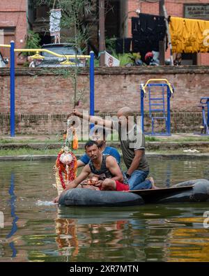 Bhaktapur, Bagmati, Népal. 9 août 2024. Les habitants de Bhaktapur adorent l'idole de la divinité serpente (serpent) pendant le festival Nag Panchami. Les gens ce jour-là collent l'affiche de la divinité serpent (serpent) sur la porte principale de la maison, nettoyer l'étang local le plus proche et adorer les dieux serpents, également appelés les Nagas pendant Nag Panchami. (Crédit image : © Amit Machamasi/ZUMA Press Wire) USAGE ÉDITORIAL SEULEMENT! Non destiné à UN USAGE commercial ! Crédit : ZUMA Press, Inc/Alamy Live News Banque D'Images