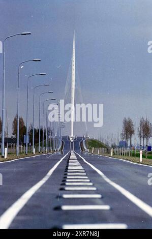 Calatrava Bridges, Haarlemmermeer, 18-04-2004, Whizgle Dutch News : des images historiques sur mesure pour l'avenir. Explorez le passé néerlandais avec des perspectives modernes grâce à des images d'agences néerlandaises. Concilier les événements d'hier avec les perspectives de demain. Embarquez pour un voyage intemporel avec des histoires qui façonnent notre avenir. Banque D'Images