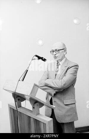 Louange Mr. van Dijk et Mr. Wisse, Cross Association, Haarlem, Huldiging, Cross Societies, Haarlem, pays-Bas, 15-02-1980, Whizgle Dutch News : des images historiques sur mesure pour l'avenir. Explorez le passé néerlandais avec des perspectives modernes grâce à des images d'agences néerlandaises. Concilier les événements d'hier avec les perspectives de demain. Embarquez pour un voyage intemporel avec des histoires qui façonnent notre avenir. Banque D'Images