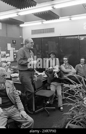 Adieu Mr. Wetzelaar sur IJmuider courant, People Newspaper and magazines, 03-12-1976, Whizgle Dutch News : images historiques adaptées pour l'avenir. Explorez le passé néerlandais avec des perspectives modernes grâce à des images d'agences néerlandaises. Concilier les événements d'hier avec les perspectives de demain. Embarquez pour un voyage intemporel avec des histoires qui façonnent notre avenir. Banque D'Images