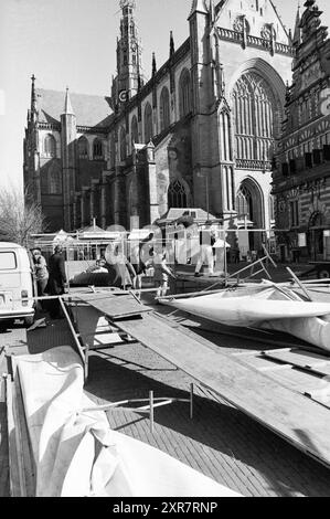 La tempête endommage un grand Marquee. Dommages au toit de la patinoire de Haarlem. Plage Zandvoort, tempête et dégâts causés par la tempête, Haarlem, Grote Markt, pays-Bas, 24-03-1986, Whizgle Dutch News : des images historiques sur mesure pour l'avenir. Explorez le passé néerlandais avec des perspectives modernes grâce à des images d'agences néerlandaises. Concilier les événements d'hier avec les perspectives de demain. Embarquez pour un voyage intemporel avec des histoires qui façonnent notre avenir. Banque D'Images