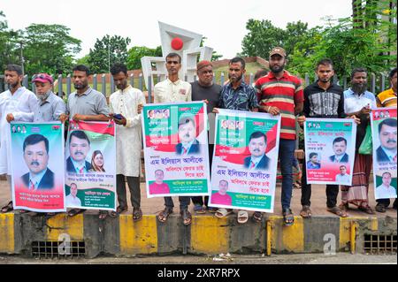 Le 17 avril 2012, le dirigeant du Parti nationaliste du Bangladesh (BNP), secrétaire organisationnel - M. ELIAS ALI, aurait été arrêté à sa résidence. 12 ans se sont écoulés, et il n'y a toujours aucune trace du dirigeant du BNP. Dix ans après la disparition de M. ELIAS ALI, sa famille et ses partisans nouent désormais un lien humain pour le rendre à sa famille dans les locaux de Sylhet Shahid Minar, après la démission de l’ancien premier ministre Sheikh Hasina et son départ du pays. Sylhet, Bangladesh Banque D'Images