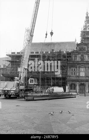 Poutres de levage en fer pour la restauration de l'hôtel de ville de Haarlem, levage, restauration, Haarlem, pays-Bas, 07-03-1984, Whizgle Dutch News : des images historiques sur mesure pour l'avenir. Explorez le passé néerlandais avec des perspectives modernes grâce à des images d'agences néerlandaises. Concilier les événements d'hier avec les perspectives de demain. Embarquez pour un voyage intemporel avec des histoires qui façonnent notre avenir. Banque D'Images