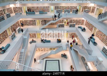 L'intérieur de la bibliothèque municipale de Stuttgart sur la Mailänder Platz, Allemagne Banque D'Images