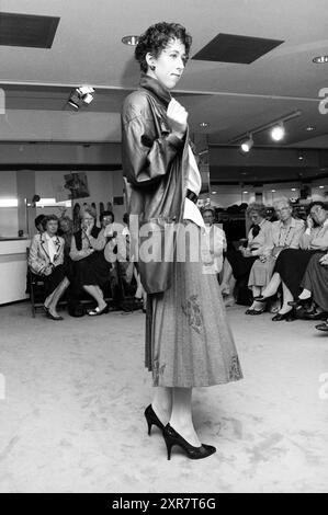 Défilé Vastenhoven, Fashion, Haarlem, Van Ostadestraat, pays-Bas, 18-09-1985, Whizgle Dutch News : des images historiques sur mesure pour l'avenir. Explorez le passé néerlandais avec des perspectives modernes grâce à des images d'agences néerlandaises. Concilier les événements d'hier avec les perspectives de demain. Embarquez pour un voyage intemporel avec des histoires qui façonnent notre avenir. Banque D'Images