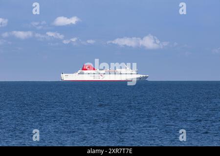 Byxelkrok, Suède - 7 août 2024 : la voiture et le ferry de passagers Drotten en service pour destination Gotland sur son chemin vers Visby d'Oskasrhamn à travers Banque D'Images