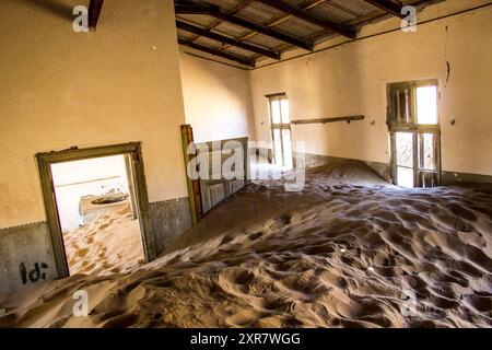 Dans un bâtiment abandonné, à moitié enterré dans le sable dans la ville fantôme namibienne, Kolmannskuppe. Banque D'Images
