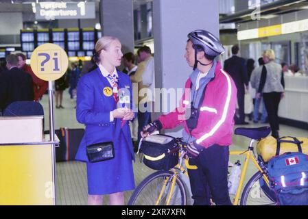 Travailleur de vacances, Jasmijn KLM. Schiphol., 24-06-1996, Whizgle Dutch News : des images historiques sur mesure pour l'avenir. Explorez le passé néerlandais avec des perspectives modernes grâce à des images d'agences néerlandaises. Concilier les événements d'hier avec les perspectives de demain. Embarquez pour un voyage intemporel avec des histoires qui façonnent notre avenir. Banque D'Images