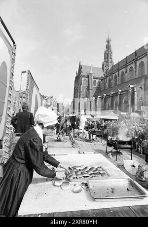 Kenau Day, Grote Markt + Musée Frans Hals, Festival, festivités et manifestations, Haarlem, Grote Markt, pays-Bas, 18-05-1973, Whizgle Dutch News : des images historiques sur mesure pour l'avenir. Explorez le passé néerlandais avec des perspectives modernes grâce à des images d'agences néerlandaises. Concilier les événements d'hier avec les perspectives de demain. Embarquez pour un voyage intemporel avec des histoires qui façonnent notre avenir. Banque D'Images