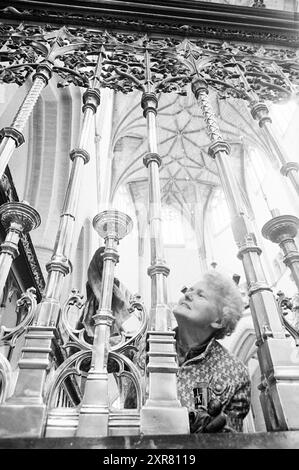 Nettoyage de l'écran du chœur de la Grote Kerk à Haarlem, composé Bavo, 14-04-1975, Whizgle Dutch News : images historiques sur mesure pour l'avenir. Explorez le passé néerlandais avec des perspectives modernes grâce à des images d'agences néerlandaises. Concilier les événements d'hier avec les perspectives de demain. Embarquez pour un voyage intemporel avec des histoires qui façonnent notre avenir. Banque D'Images