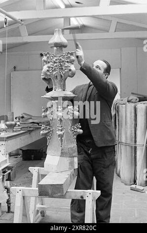 Travail sur l'oignon de la Grote ou de Sint-Bavokerk, tapotant les spinnacles au plomb, Grote Kerk Haarlem, églises Bavokerk, travail, Haarlem, Grote Markt, pays-Bas, 02-02-1965, Whizgle Dutch News : des images historiques sur mesure pour l'avenir. Explorez le passé néerlandais avec des perspectives modernes grâce à des images d'agences néerlandaises. Concilier les événements d'hier avec les perspectives de demain. Embarquez pour un voyage intemporel avec des histoires qui façonnent notre avenir. Banque D'Images