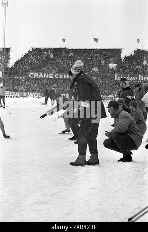 Championnats du monde de patinage sur longue piste à Deventer avec le vainqueur Dag Fornæss, Deventer, 16-02-1969, Whizgle Dutch News : des images historiques sur mesure pour l'avenir. Explorez le passé néerlandais avec des perspectives modernes grâce à des images d'agences néerlandaises. Concilier les événements d'hier avec les perspectives de demain. Embarquez pour un voyage intemporel avec des histoires qui façonnent notre avenir. Banque D'Images