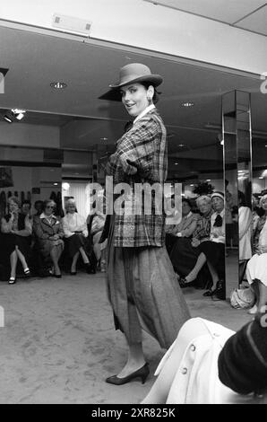 Défilé Vastenhoven, Fashion, Haarlem, Van Ostadestraat, pays-Bas, 18-09-1985, Whizgle Dutch News : des images historiques sur mesure pour l'avenir. Explorez le passé néerlandais avec des perspectives modernes grâce à des images d'agences néerlandaises. Concilier les événements d'hier avec les perspectives de demain. Embarquez pour un voyage intemporel avec des histoires qui façonnent notre avenir. Banque D'Images