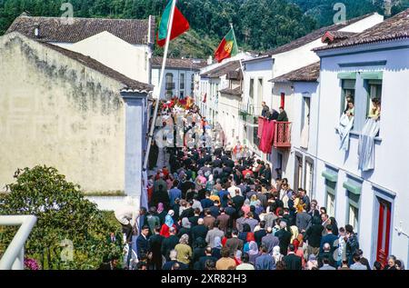 Foules de cortège religieux de rue, Furnas, île de São Miguel, Açores, Portugal, avril 1964 Banque D'Images