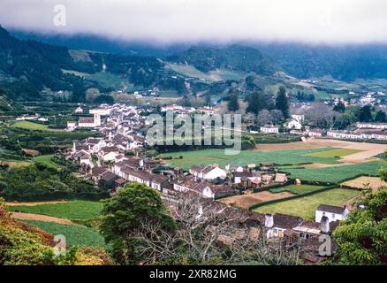 Village de Furnas, île de São Miguel, Açores, Portugal, avril 1964 Banque D'Images