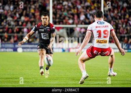 St Helens, Merseyside, Royaume-Uni. 8 août 2024. Super League Rugby : St Helens vs Salford Red Devils au Totally Wicked Stadium. Jayden Nikorima avec le coup de pied à travers la défense. Crédit James Giblin/Alamy Live News. Banque D'Images