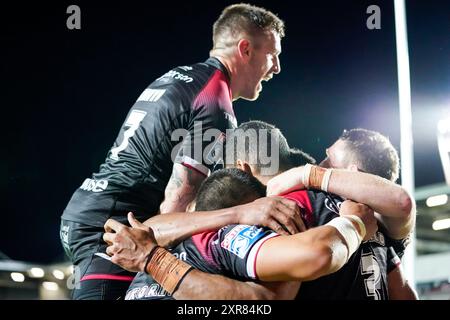 St Helens, Merseyside, Royaume-Uni. 8 août 2024. Super League Rugby : St Helens vs Salford Red Devils au Totally Wicked Stadium. Les joueurs de Salford célèbrent l'essai de Nene Macdonald. Crédit James Giblin/Alamy Live News. Banque D'Images