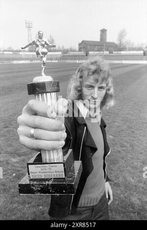 Meilleur buteur du trophée Haarlem et joueur le plus précieux 1972/73, Haarlem, Nederland, 26-04-1973, Whizgle Dutch News : des images historiques sur mesure pour l'avenir. Explorez le passé néerlandais avec des perspectives modernes grâce à des images d'agences néerlandaises. Concilier les événements d'hier avec les perspectives de demain. Embarquez pour un voyage intemporel avec des histoires qui façonnent notre avenir. Banque D'Images