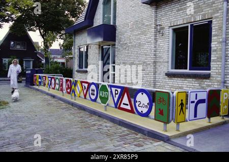 Road Signs cordon, Vogelenzang, 15-09-2002, Whizgle Dutch News : des images historiques sur mesure pour l'avenir. Explorez le passé néerlandais avec des perspectives modernes grâce à des images d'agences néerlandaises. Concilier les événements d'hier avec les perspectives de demain. Embarquez pour un voyage intemporel avec des histoires qui façonnent notre avenir. Banque D'Images