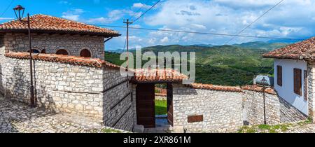 Berat, Albanie, maisons et rues à l'intérieur du château de Berat, également connu sous le nom de Citadelle de Berat (Albanie : Kalaja e Beratit). Banque D'Images