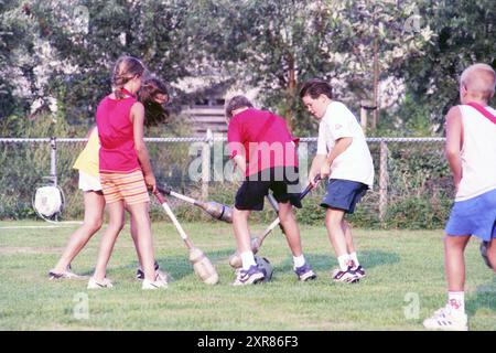 Sports avec les enfants, Velserbroek, 12-08-1997, Whizgle Dutch News : images historiques sur mesure pour l'avenir. Explorez le passé néerlandais avec des perspectives modernes grâce à des images d'agences néerlandaises. Concilier les événements d'hier avec les perspectives de demain. Embarquez pour un voyage intemporel avec des histoires qui façonnent notre avenir. Banque D'Images